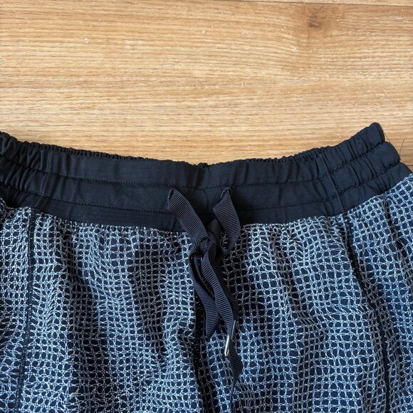 Lululemon Athletic Hotty Hot Low Rise Lined Shorts Black White Women’s Size 6 - Picture 3 of 8